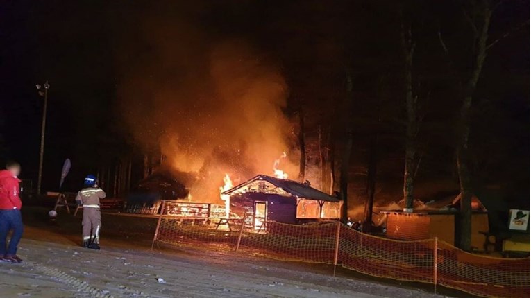Požar uništio restoran na popularnom skijalištu na Pohorju, uhićena tri mladića